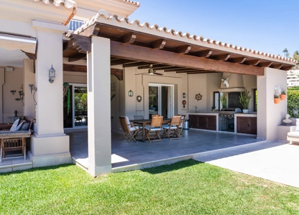 ENCANTADORA VILLA DE 7 DORMITORIOS CON VISTAS IMPRESIONANTES Y AMPLIOS ESPACIOS EN NUEVA ANDALUCÍA
