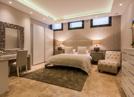 CASA FAMILIAR CON IMPRESIONANTES VISTAS EN VENTA EN NUEVA ANDALUCÍA, MARBELLA