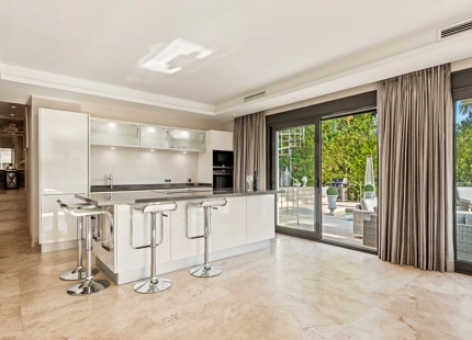 CASA FAMILIAR CON IMPRESIONANTES VISTAS EN VENTA EN NUEVA ANDALUCÍA, MARBELLA