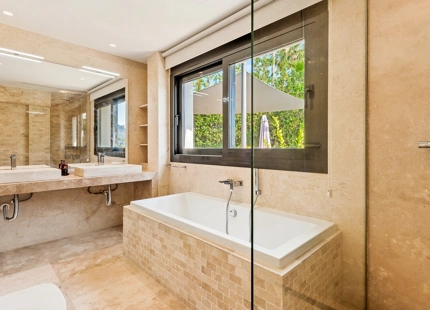CASA FAMILIAR CON IMPRESIONANTES VISTAS EN VENTA EN NUEVA ANDALUCÍA, MARBELLA