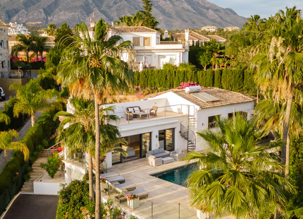 CASA FAMILIAR CON IMPRESIONANTES VISTAS EN VENTA EN NUEVA ANDALUCÍA, MARBELLA