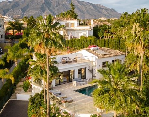 CHARMING FAMILY HOME WITH STUNNING VIEWS FOR SALE IN NUEVA ANDALUCIA, MARBELLA