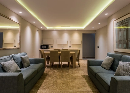CASA FAMILIAR CON IMPRESIONANTES VISTAS EN VENTA EN NUEVA ANDALUCÍA, MARBELLA