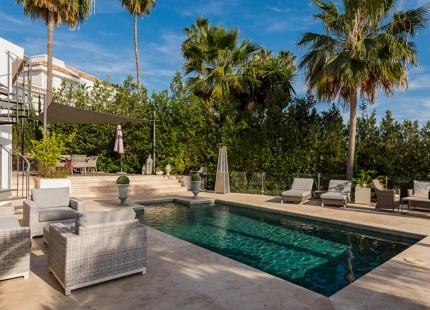 CASA FAMILIAR CON IMPRESIONANTES VISTAS EN VENTA EN NUEVA ANDALUCÍA, MARBELLA