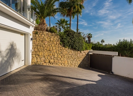 CASA FAMILIAR CON IMPRESIONANTES VISTAS EN VENTA EN NUEVA ANDALUCÍA, MARBELLA
