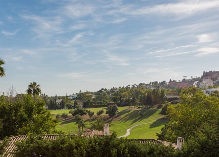 CASA FAMILIAR CON IMPRESIONANTES VISTAS EN VENTA EN NUEVA ANDALUCÍA, MARBELLA