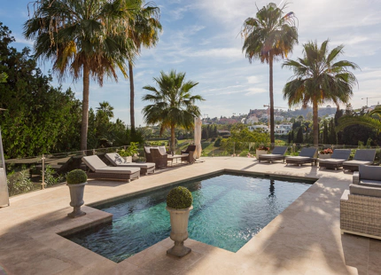 CASA FAMILIAR CON IMPRESIONANTES VISTAS EN VENTA EN NUEVA ANDALUCÍA, MARBELLA