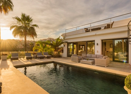 CASA FAMILIAR CON IMPRESIONANTES VISTAS EN VENTA EN NUEVA ANDALUCÍA, MARBELLA