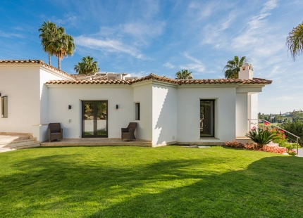 CASA FAMILIAR CON IMPRESIONANTES VISTAS EN VENTA EN NUEVA ANDALUCÍA, MARBELLA