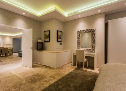 CASA FAMILIAR CON IMPRESIONANTES VISTAS EN VENTA EN NUEVA ANDALUCÍA, MARBELLA