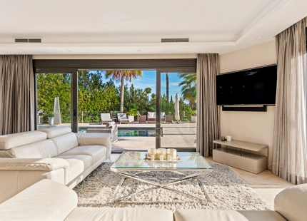 CASA FAMILIAR CON IMPRESIONANTES VISTAS EN VENTA EN NUEVA ANDALUCÍA, MARBELLA