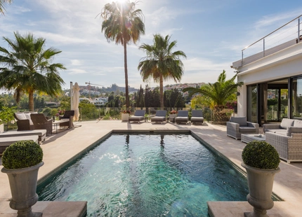 CASA FAMILIAR CON IMPRESIONANTES VISTAS EN VENTA EN NUEVA ANDALUCÍA, MARBELLA