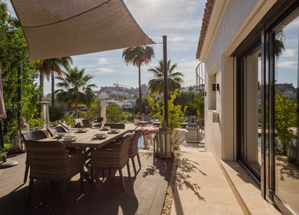 CASA FAMILIAR CON IMPRESIONANTES VISTAS EN VENTA EN NUEVA ANDALUCÍA, MARBELLA