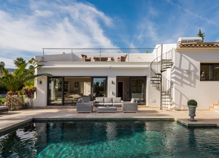 CASA FAMILIAR CON IMPRESIONANTES VISTAS EN VENTA EN NUEVA ANDALUCÍA, MARBELLA