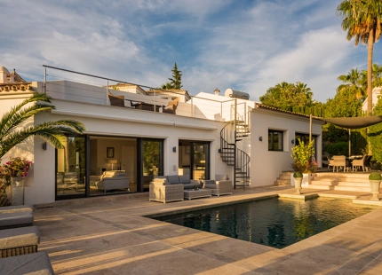 CASA FAMILIAR CON IMPRESIONANTES VISTAS EN VENTA EN NUEVA ANDALUCÍA, MARBELLA