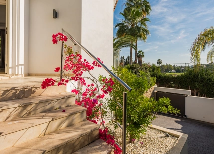 CASA FAMILIAR CON IMPRESIONANTES VISTAS EN VENTA EN NUEVA ANDALUCÍA, MARBELLA