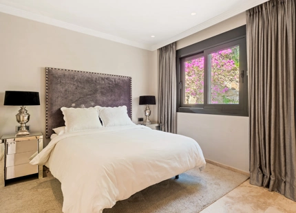 CASA FAMILIAR CON IMPRESIONANTES VISTAS EN VENTA EN NUEVA ANDALUCÍA, MARBELLA
