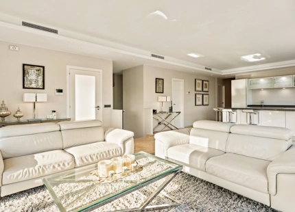 CASA FAMILIAR CON IMPRESIONANTES VISTAS EN VENTA EN NUEVA ANDALUCÍA, MARBELLA