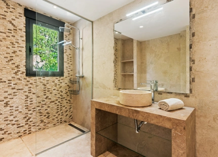 CASA FAMILIAR CON IMPRESIONANTES VISTAS EN VENTA EN NUEVA ANDALUCÍA, MARBELLA