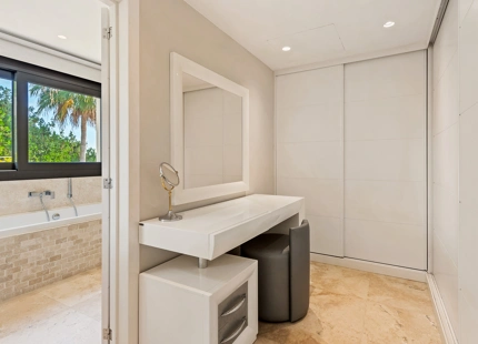 CASA FAMILIAR CON IMPRESIONANTES VISTAS EN VENTA EN NUEVA ANDALUCÍA, MARBELLA