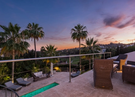 CASA FAMILIAR CON IMPRESIONANTES VISTAS EN VENTA EN NUEVA ANDALUCÍA, MARBELLA