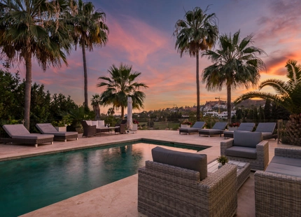 CASA FAMILIAR CON IMPRESIONANTES VISTAS EN VENTA EN NUEVA ANDALUCÍA, MARBELLA
