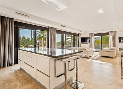 CASA FAMILIAR CON IMPRESIONANTES VISTAS EN VENTA EN NUEVA ANDALUCÍA, MARBELLA