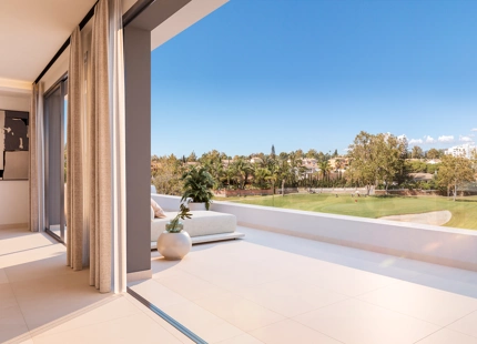 EN CONSTRUCCIÓN. Precioso ático en PRIMERA LÍNEA DE GOLF en Guadalmina, Marbella