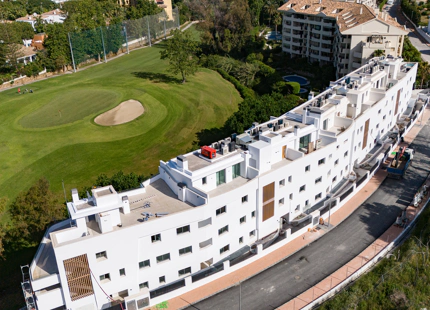 EN CONSTRUCCIÓN. Precioso ático en PRIMERA LÍNEA DE GOLF en Guadalmina, Marbella