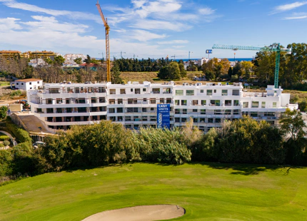 EN CONSTRUCCIÓN. Precioso ático en PRIMERA LÍNEA DE GOLF en Guadalmina, Marbella