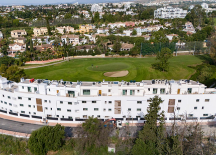 EN CONSTRUCCIÓN. Precioso ático en PRIMERA LÍNEA DE GOLF en Guadalmina, Marbella
