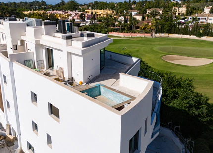 EN CONSTRUCCIÓN. Precioso ático en PRIMERA LÍNEA DE GOLF en Guadalmina, Marbella