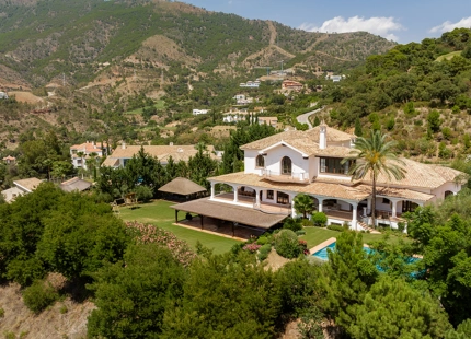 CLASSIC ELEGANT VILLA FOR SALE IN LA ZAGALETA, BENAHAVIS
