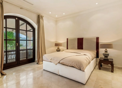 CLASSIC ELEGANT VILLA FOR SALE IN LA ZAGALETA, BENAHAVIS