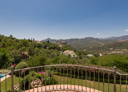 CLASSIC ELEGANT VILLA FOR SALE IN LA ZAGALETA, BENAHAVIS