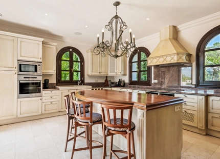CLASSIC ELEGANT VILLA FOR SALE IN LA ZAGALETA, BENAHAVIS