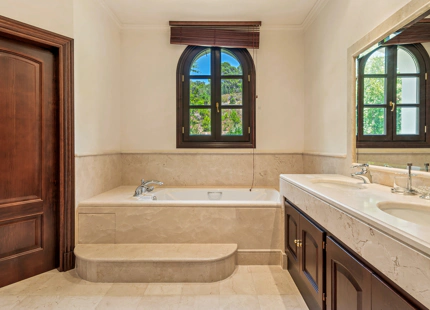 CLASSIC ELEGANT VILLA FOR SALE IN LA ZAGALETA, BENAHAVIS