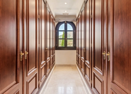 CLASSIC ELEGANT VILLA FOR SALE IN LA ZAGALETA, BENAHAVIS