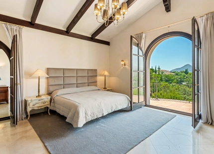 CLASSIC ELEGANT VILLA FOR SALE IN LA ZAGALETA, BENAHAVIS
