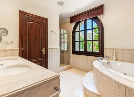 CLASSIC ELEGANT VILLA FOR SALE IN LA ZAGALETA, BENAHAVIS