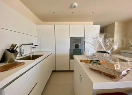 SE VENDE APARTAMENTO EN PRIMERA LÍNEA DE PLAYA CON JARDÍN EN EL NUEVO GOLDEN MILE, ESTEPONA