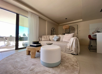 SE VENDE APARTAMENTO EN PRIMERA LÍNEA DE PLAYA CON JARDÍN EN EL NUEVO GOLDEN MILE, ESTEPONA