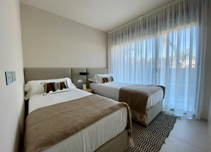 SE VENDE APARTAMENTO EN PRIMERA LÍNEA DE PLAYA CON JARDÍN EN EL NUEVO GOLDEN MILE, ESTEPONA