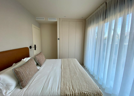 SE VENDE APARTAMENTO EN PRIMERA LÍNEA DE PLAYA CON JARDÍN EN EL NUEVO GOLDEN MILE, ESTEPONA