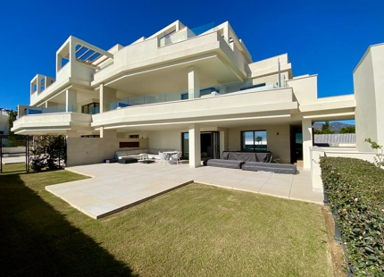 SE VENDE APARTAMENTO EN PRIMERA LÍNEA DE PLAYA CON JARDÍN EN EL NUEVO GOLDEN MILE, ESTEPONA