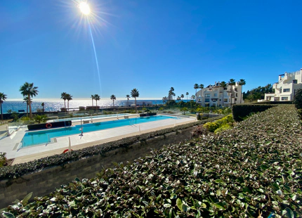 SE VENDE APARTAMENTO EN PRIMERA LÍNEA DE PLAYA CON JARDÍN EN EL NUEVO GOLDEN MILE, ESTEPONA