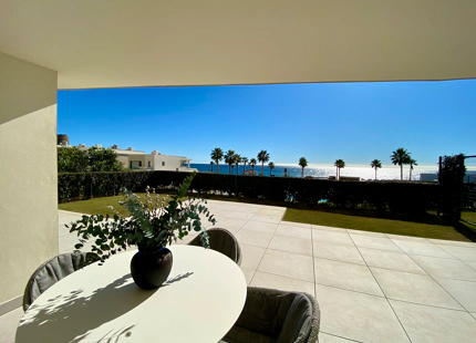 SE VENDE APARTAMENTO EN PRIMERA LÍNEA DE PLAYA CON JARDÍN EN EL NUEVO GOLDEN MILE, ESTEPONA