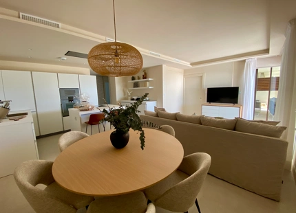 SE VENDE APARTAMENTO EN PRIMERA LÍNEA DE PLAYA CON JARDÍN EN EL NUEVO GOLDEN MILE, ESTEPONA