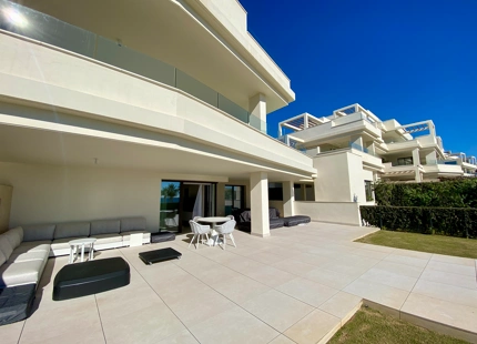 SE VENDE APARTAMENTO EN PRIMERA LÍNEA DE PLAYA CON JARDÍN EN EL NUEVO GOLDEN MILE, ESTEPONA