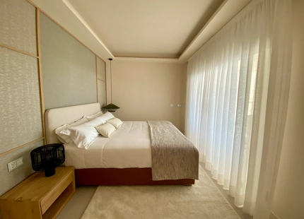 SE VENDE APARTAMENTO EN PRIMERA LÍNEA DE PLAYA CON JARDÍN EN EL NUEVO GOLDEN MILE, ESTEPONA